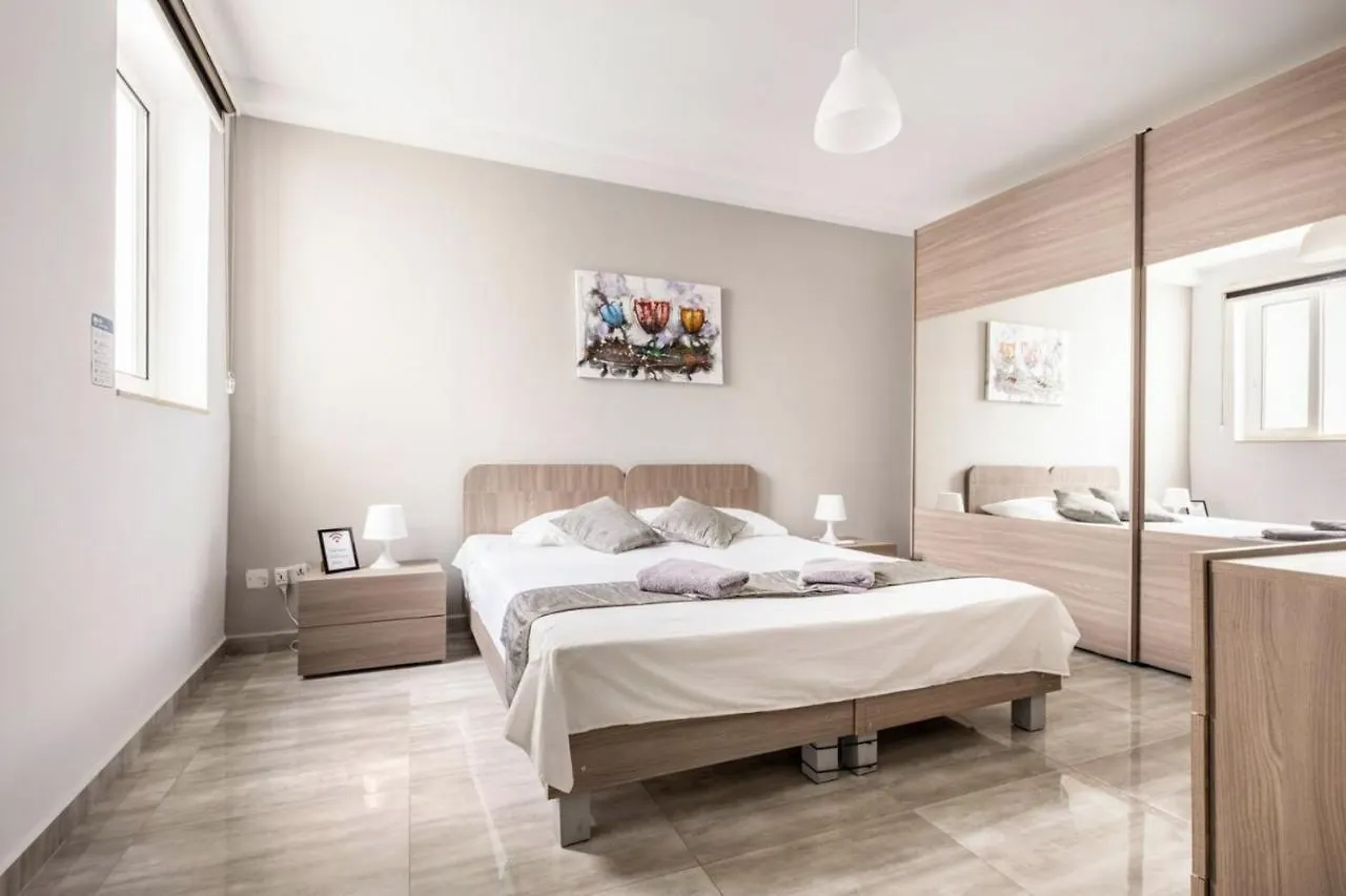 F8 Room 1, Private Double Room With Private Bathroom In Shared Flat Msida