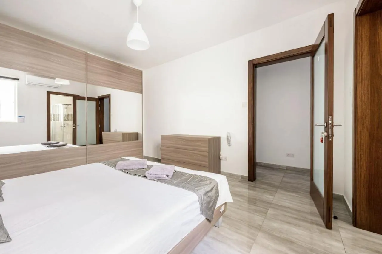 F8 Room 1, Private Double Room With Private Bathroom In Shared Flat Msida Malta