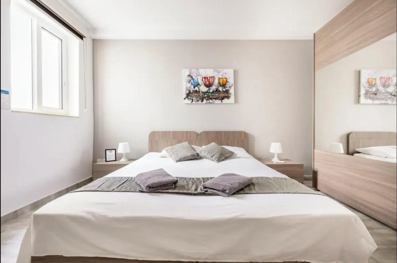 F8 Room 1, Private Double Room With Private Bathroom In Shared Flat Msida